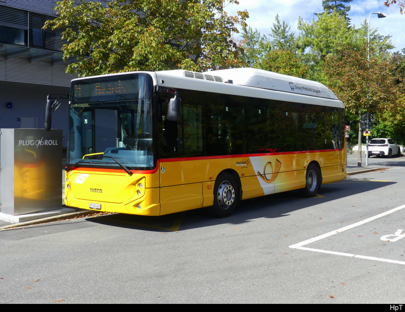 Postauto - Iveco-Heuliez e-way  GR 185403 bei den Haltestellen vor dem Bhf. Landquart am 03.10.2023