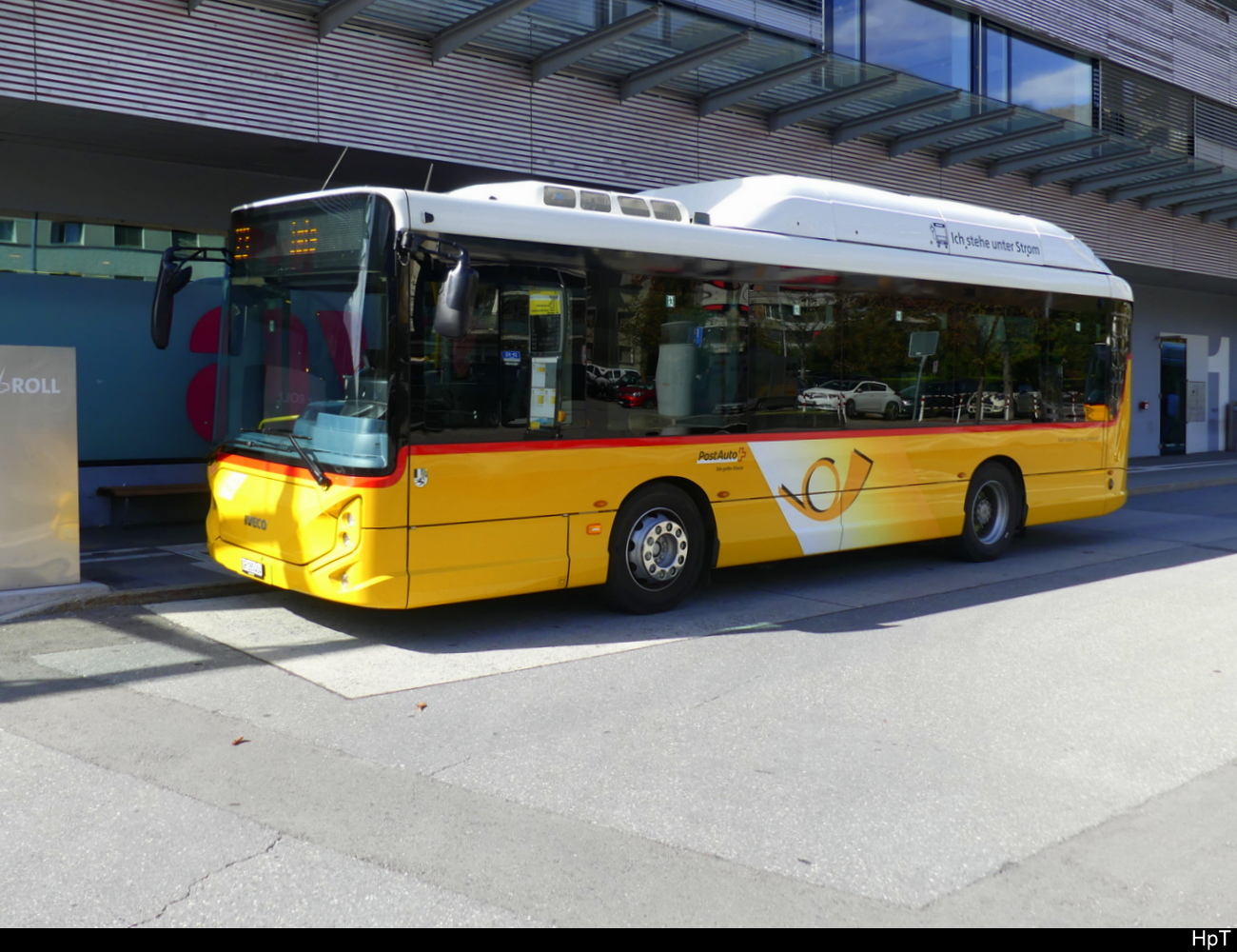 Postauto - Iveco-Heuliez e-way  GR 185404 bei den Haltestellen vor dem Bhf. Landquart am 03.10.2023