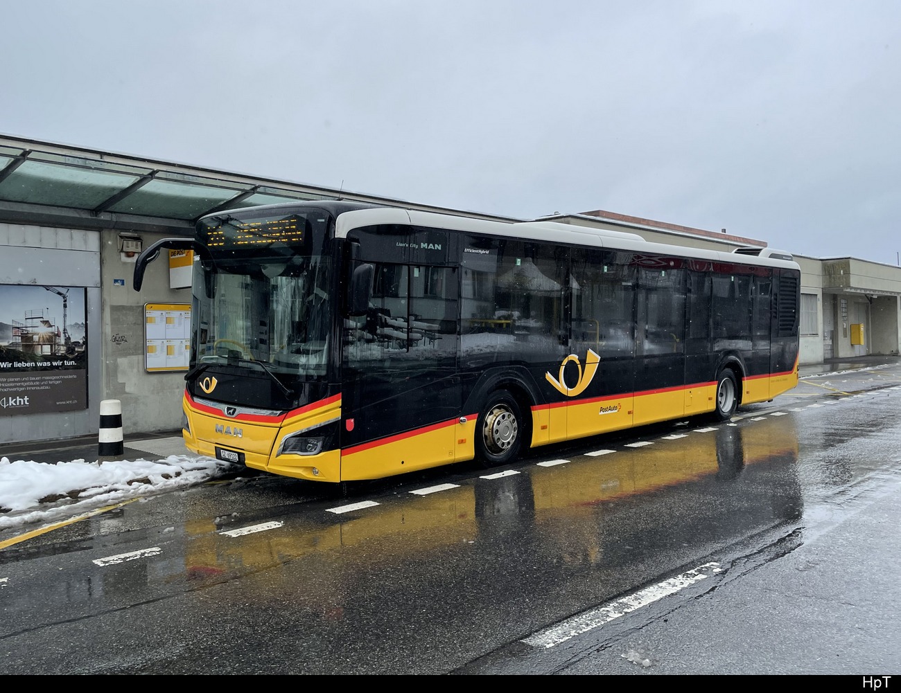 Postauto - MAN Lion`s City Hybrid  SZ 69122 beim Bhf. Einsiedeln am 12.03.2023