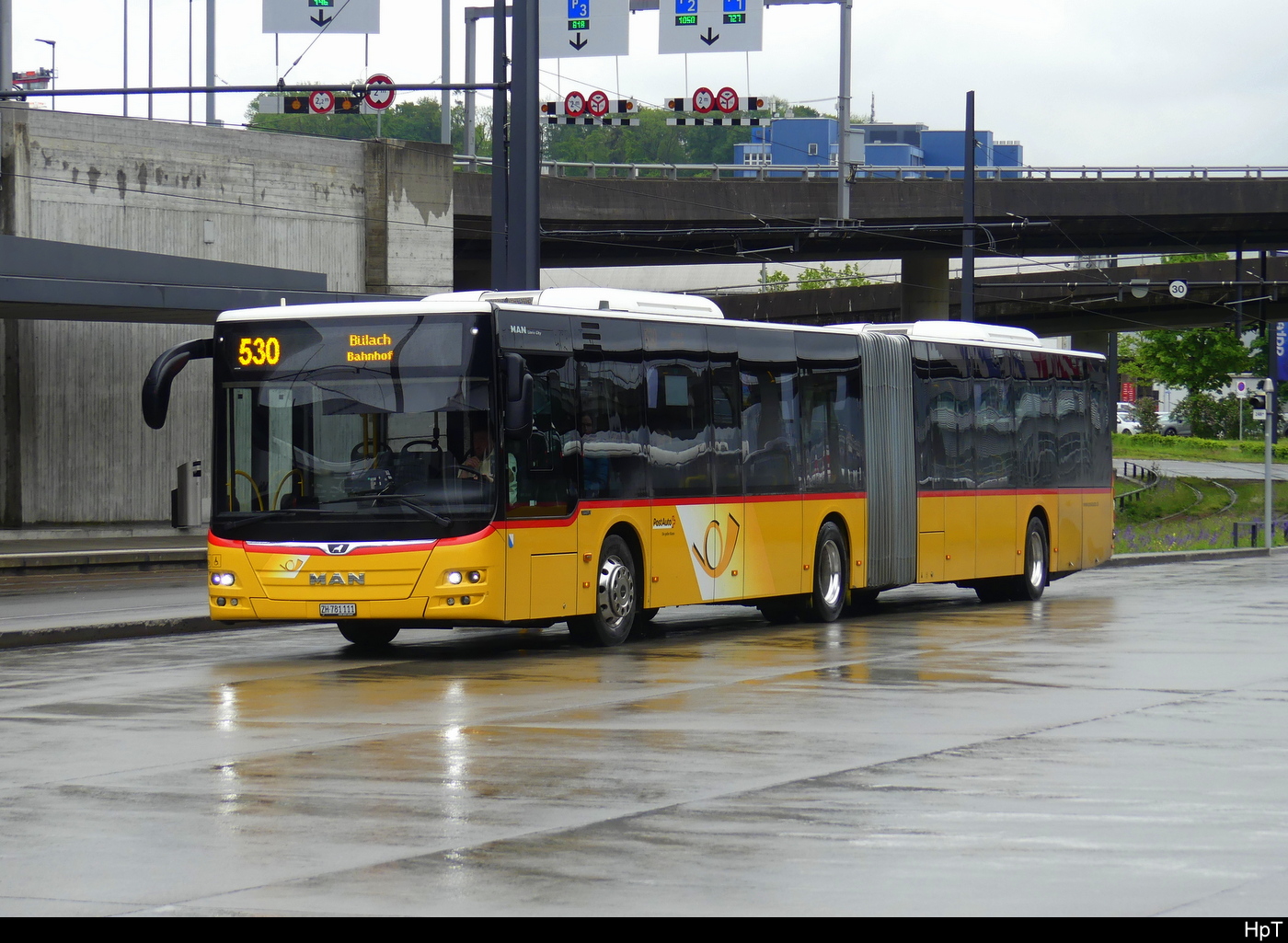 Postauto - MAN Lion`s City  ZH  781111 bei der Zufahrt zu den Bushaltestellen beim Flughafen Zürich am 2024.05.07