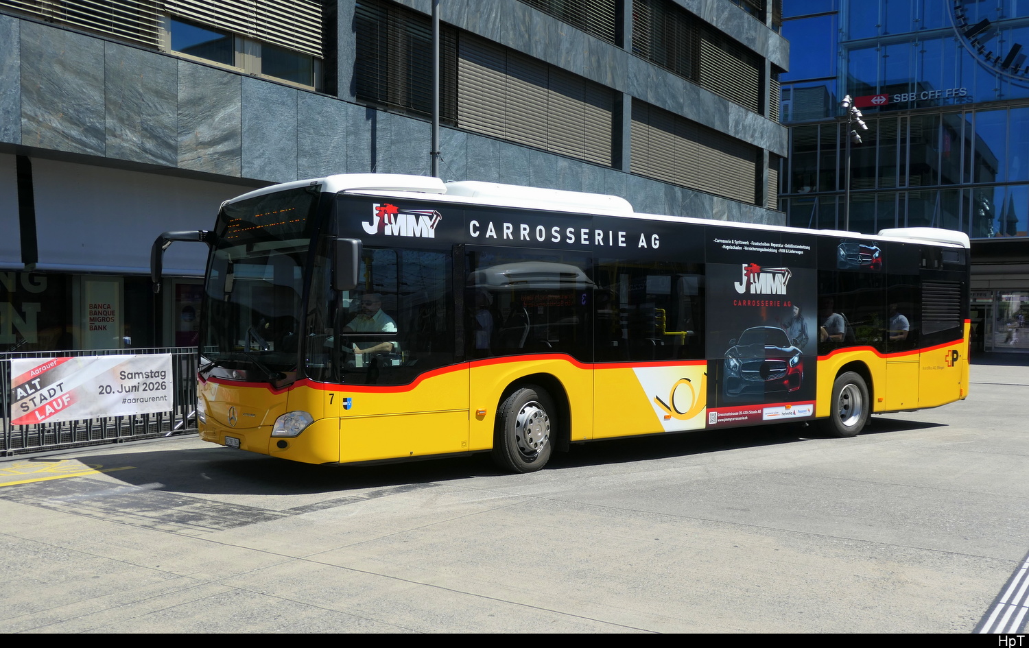 Postauto - Mercedes Citaro  AG 393764 unterwegs vor dem SBB Bahnhof in Aarau am  23.05.2026
