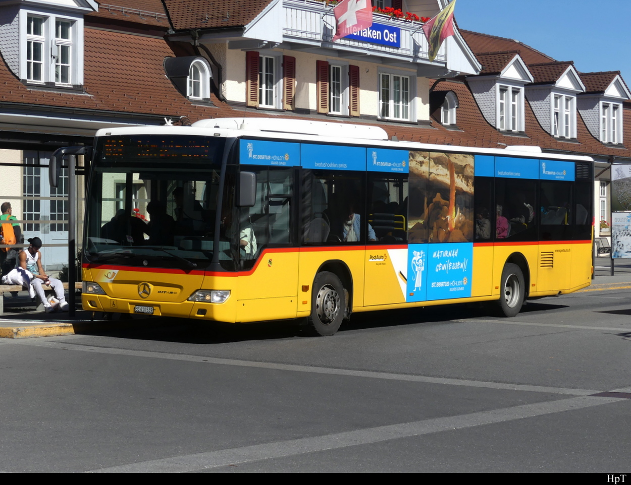 Postauto - Mercedes Citaro BE 610539 vor dem Bahnhof in Interlaken Ost am 05.10.2022
