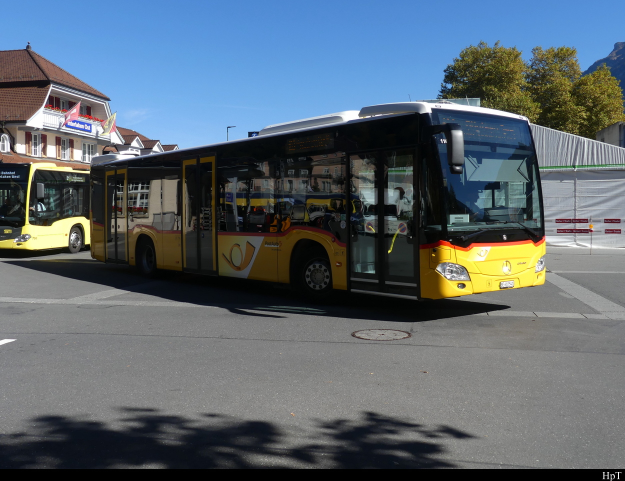 Postauto - Mercedes Citaro BE 610541 vor dem Bahnhof in Interlaken Ost am 05.10.2022