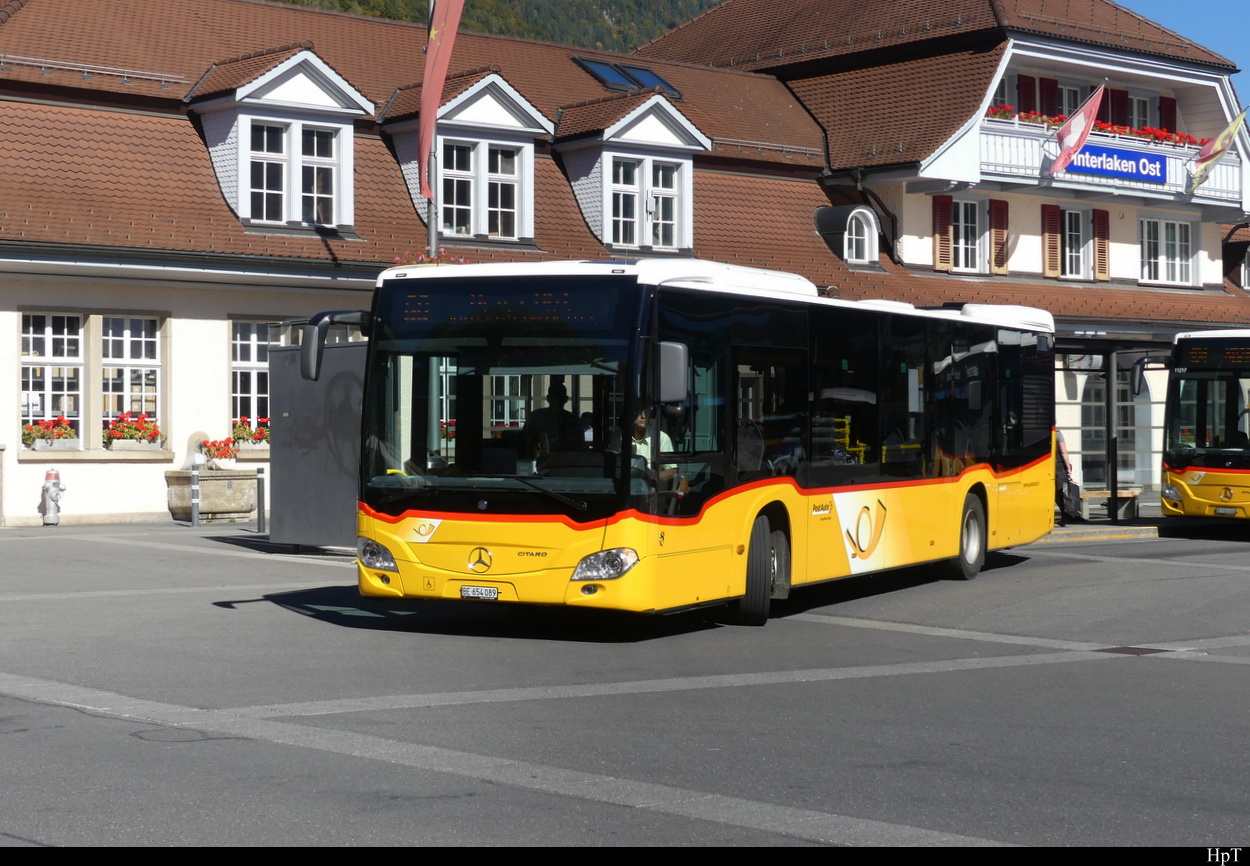 Postauto - Mercedes Citaro BE 654089 vor dem Bahnhof in Interlaken Ost am 05.10.2022