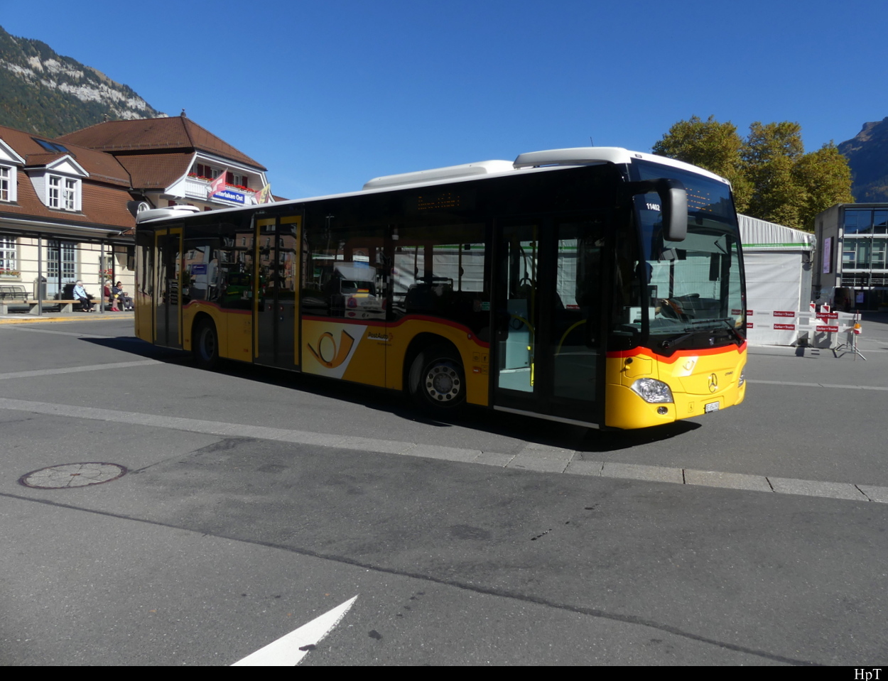 Postauto - Mercedes Citaro BE 654090 vor dem Bahnhof in Interlaken Ost am 05.10.2022