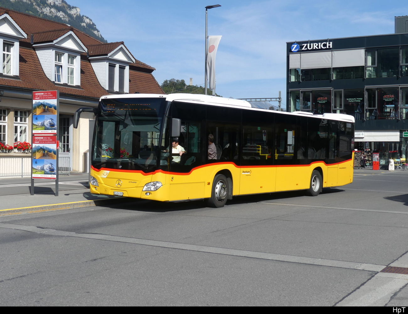 Postauto - Mercedes Citaro BE 654090 beim Bhf. Interlaken Ost am 28.09.2023