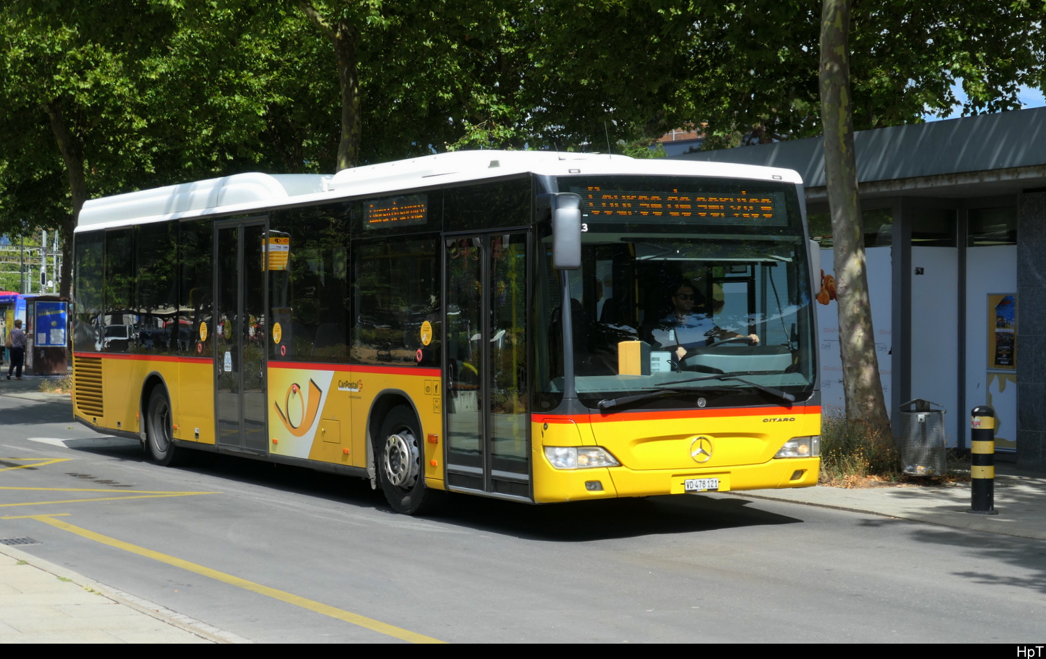 Postauto - Mercedes Citaro  VD  478121 unterwegs vor dem Bahnhof in Yverdon am 27.07.2026