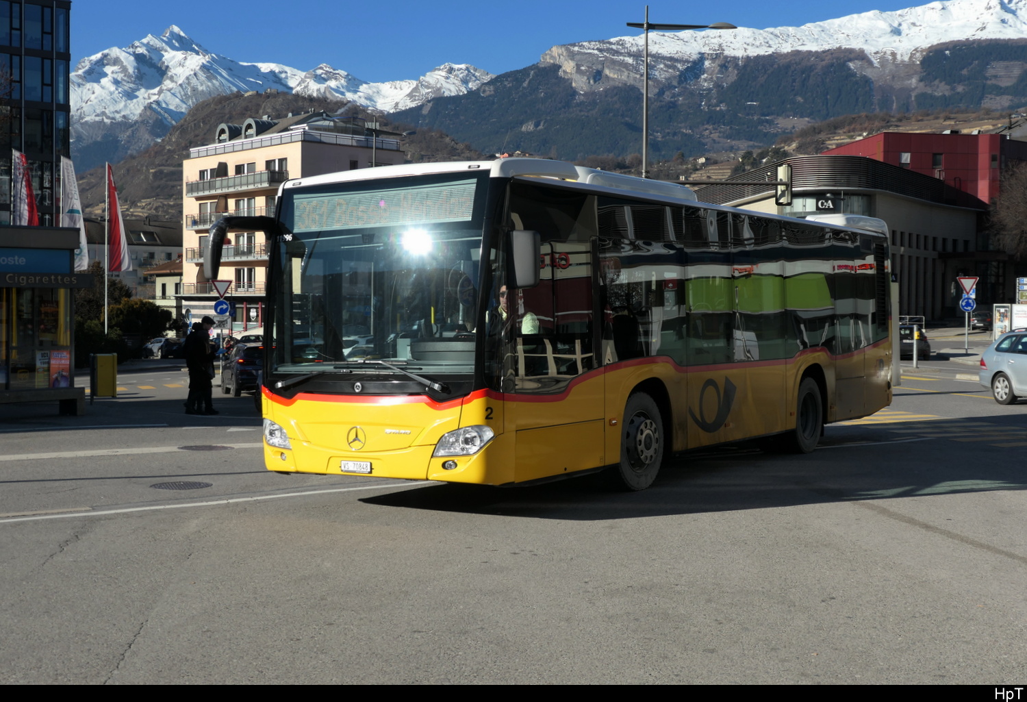 Postauto - Mercedes Citaro  VS  70848 bei der zufahrt zu den Postautohaltestellen vor dem Bahnhof in Sion am 29.12.2025