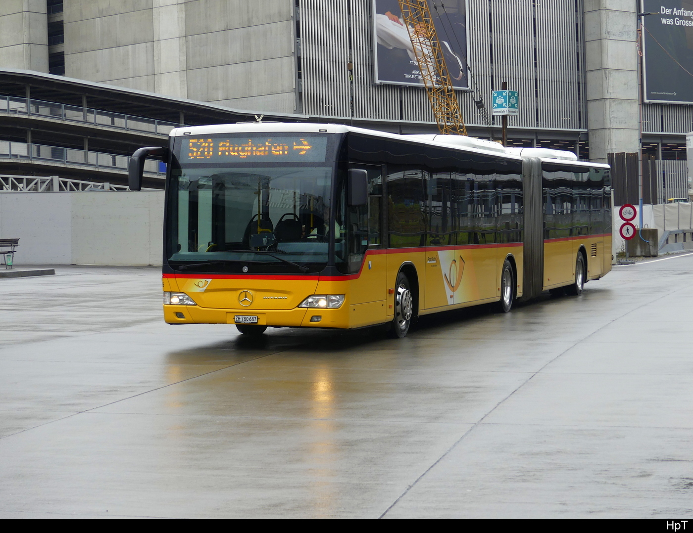 Postauto - Mercedes Citaro  ZH  780687 bei der Zufahrt zu den Bushaltestellen beim Flughafen Zürich am 2024.05.07