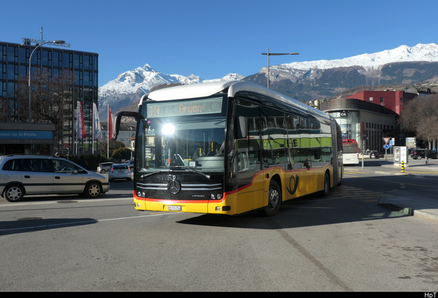 Postauto - Mercedes e Citaro  VS 574954 bei der Zufahrt zu den Bushaltestellen vor dem Bahnhof in Sion am 29.12.2025