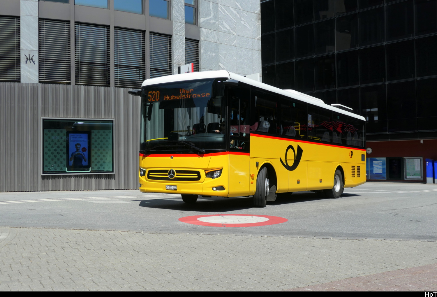 Postauto - Mercedes Intouro  VS  113000 vor dem Bahnhof Visp am 20.07.2026
