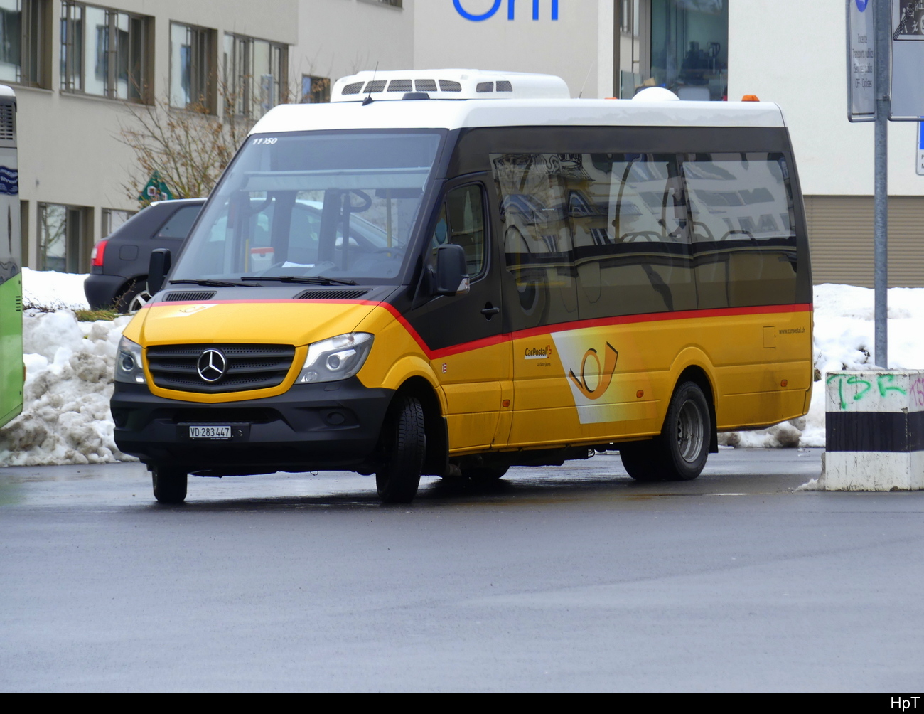 Postauto - Mercedes Sprinter  VD  283447 vor dem Bhf. in La Chaux de Fonds am 09.12.2023