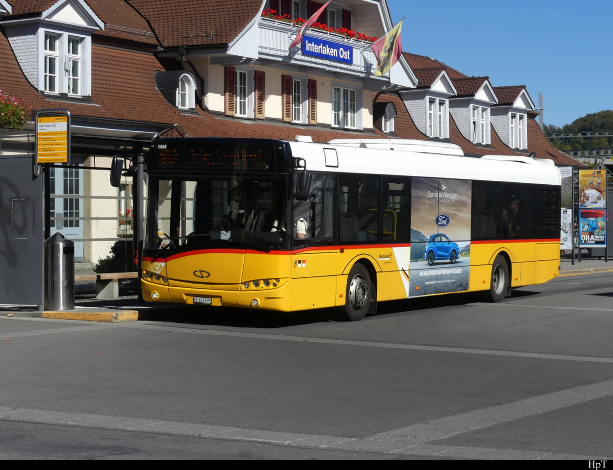 Postauto - Solaris Urbino BE 610535 vor dem Bahnhof in Interlaken Ost am 05.10.2022