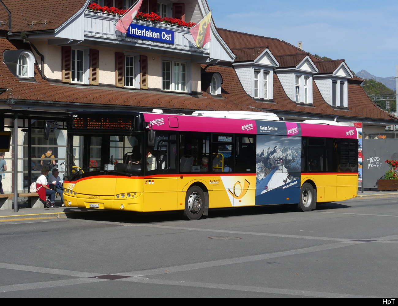 Postauto - Solaris Urbino  BE 610537 beim Bhf. Interlaken Ost am 28.09.2023