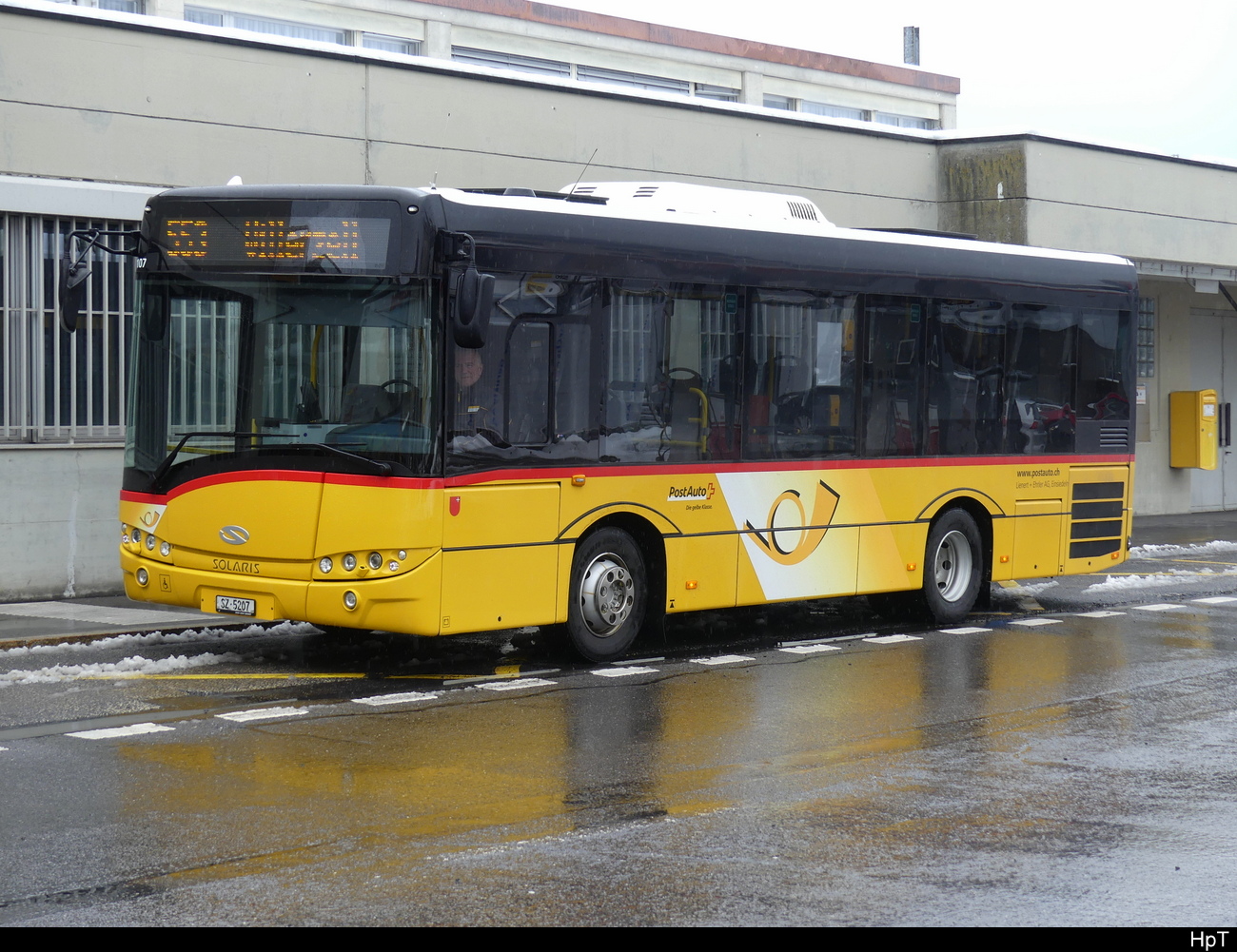 Postauto - Solaris Urbino  SZ  5207 beim Bhf. Einsiedeln am 12.03.2023