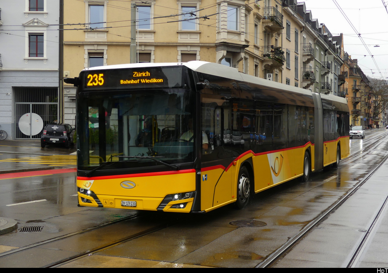 Postauto - Solaris Urbino  ZH 129230 unterwegs auf der Linie 235 in der Stadt Zürich am 14.03.2026