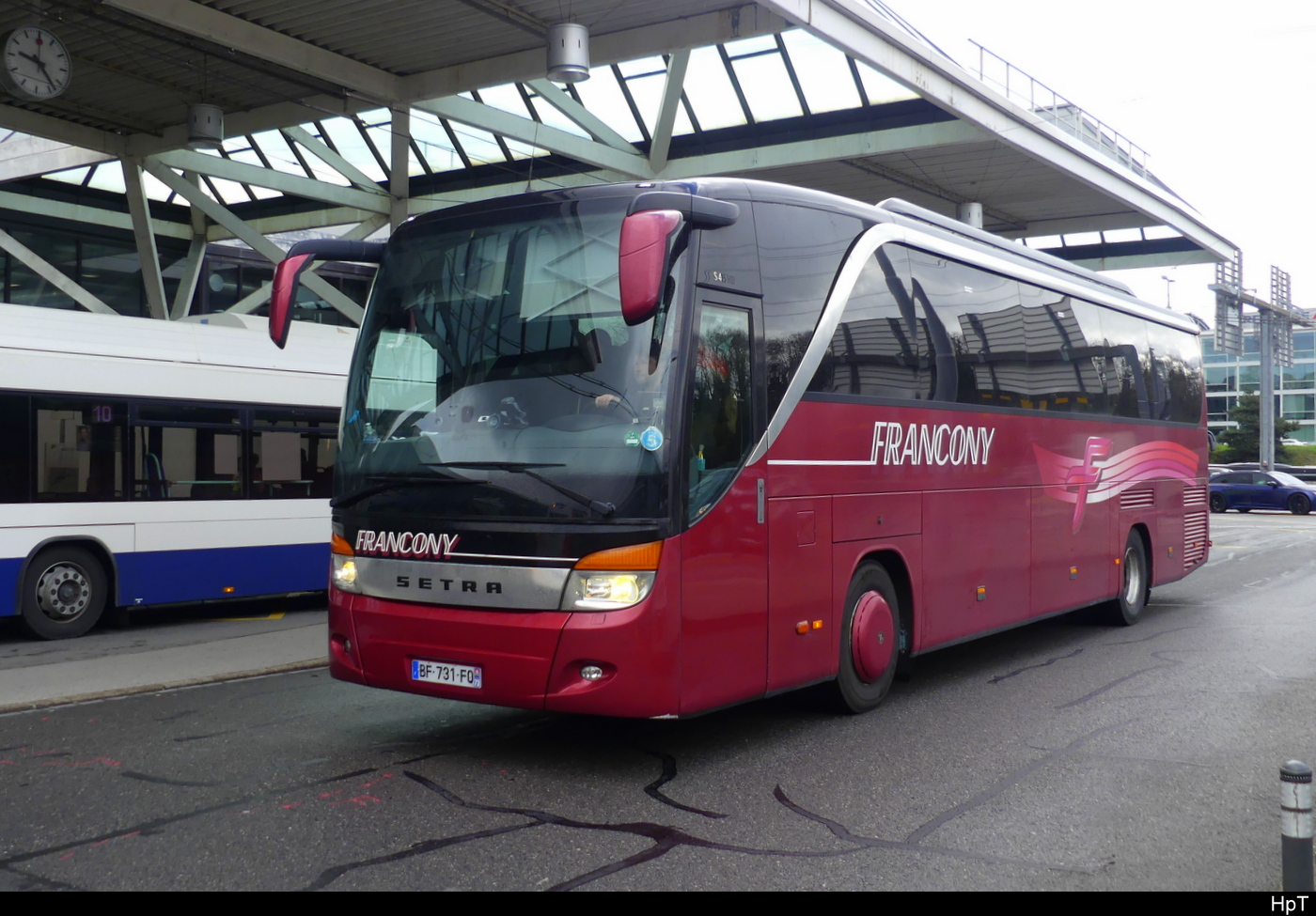Reisebus von Francony - Roter Setra S 415 HD  BF-731-FO bei der zufahrt zu den Bus Haltestellen vor dem Flughafen in Genf am 24.03.2024