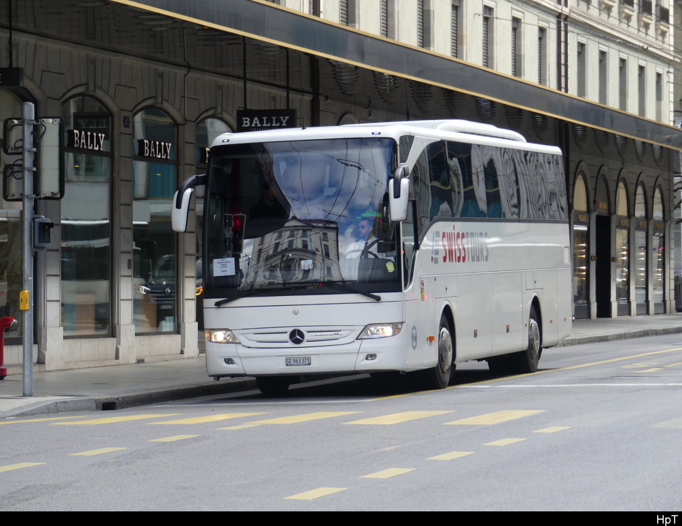 Reisebus - Grauer Mercedes Tourismo GE 963371 unterwegs in der Stadt in Genf am 24.03.2024