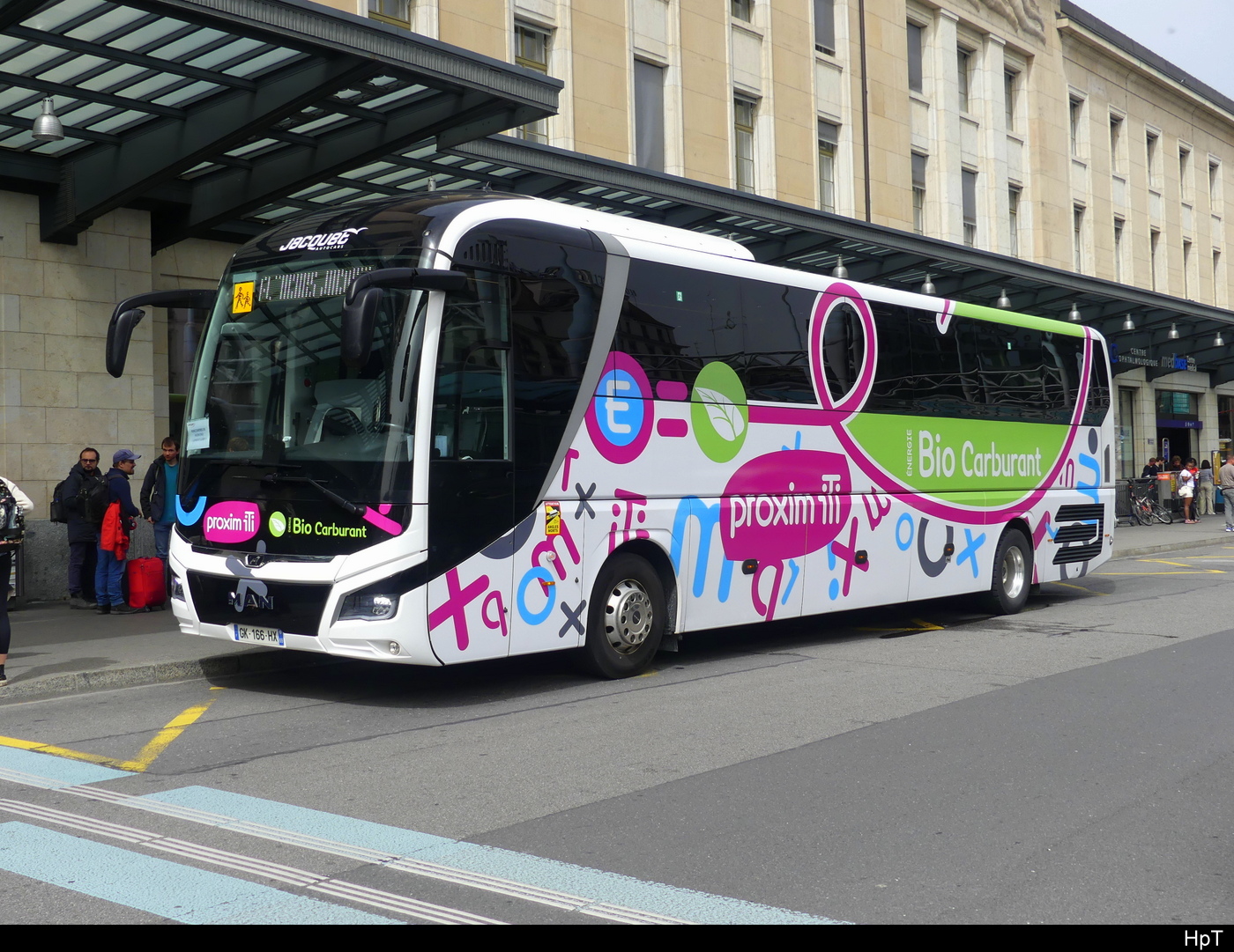 Reisebus - MAN Lion`s Coach vor dem SBB Bahnhof in Genf am 07.04.2024