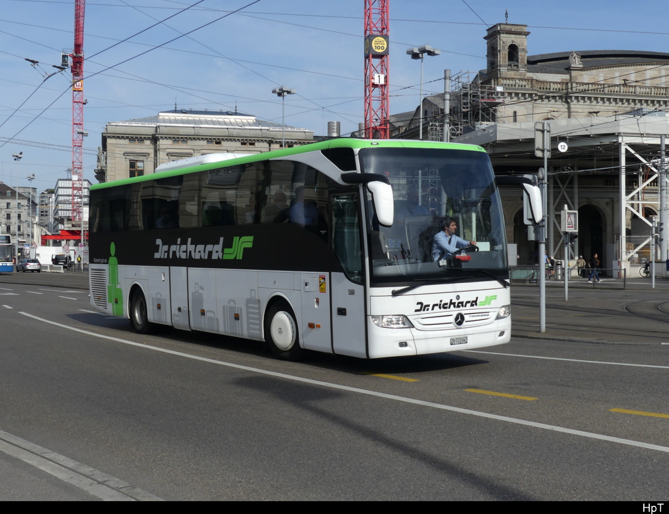 Reisebus - Mercedes Tourismo unterwegs in der Stadt Zürich am 07.05.2023