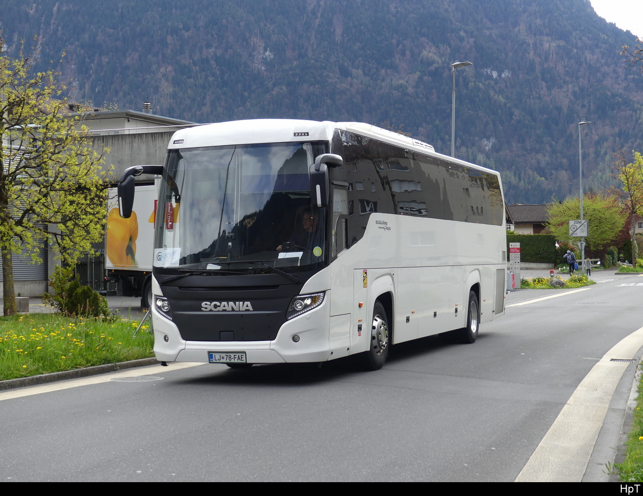 Reisebus Scania unterwegs in Interlaken am 22.04.2023