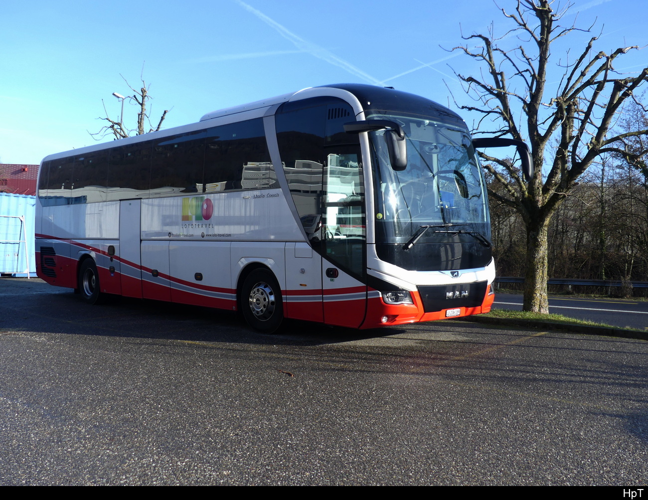 Reisecar - MAN Lion`s Coach abgestellt auf einem Parkplatz vor einem Hotel am 30.12.2023