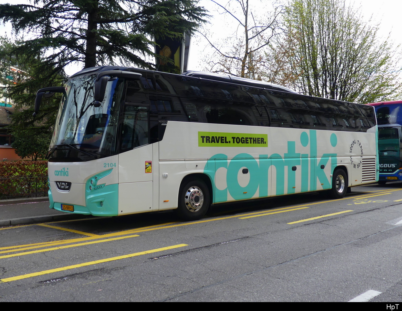 Reisecar - VDL Futura am Strassenrand abgestellt in Genf am 2024.03.24