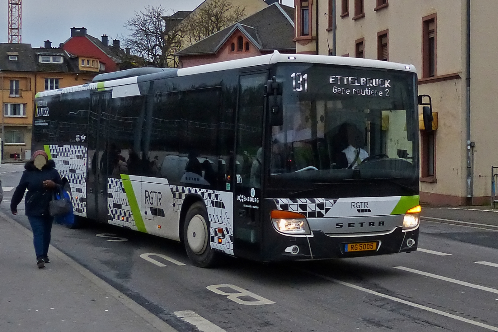 RG 5005, Setra S 416 LE, von Sales Lentz, hat die fahrgäste am Bahnhof in Ettelbrück aussteigen lassen und macht sich auf den Heimweg in die Abstellung. 01.2023