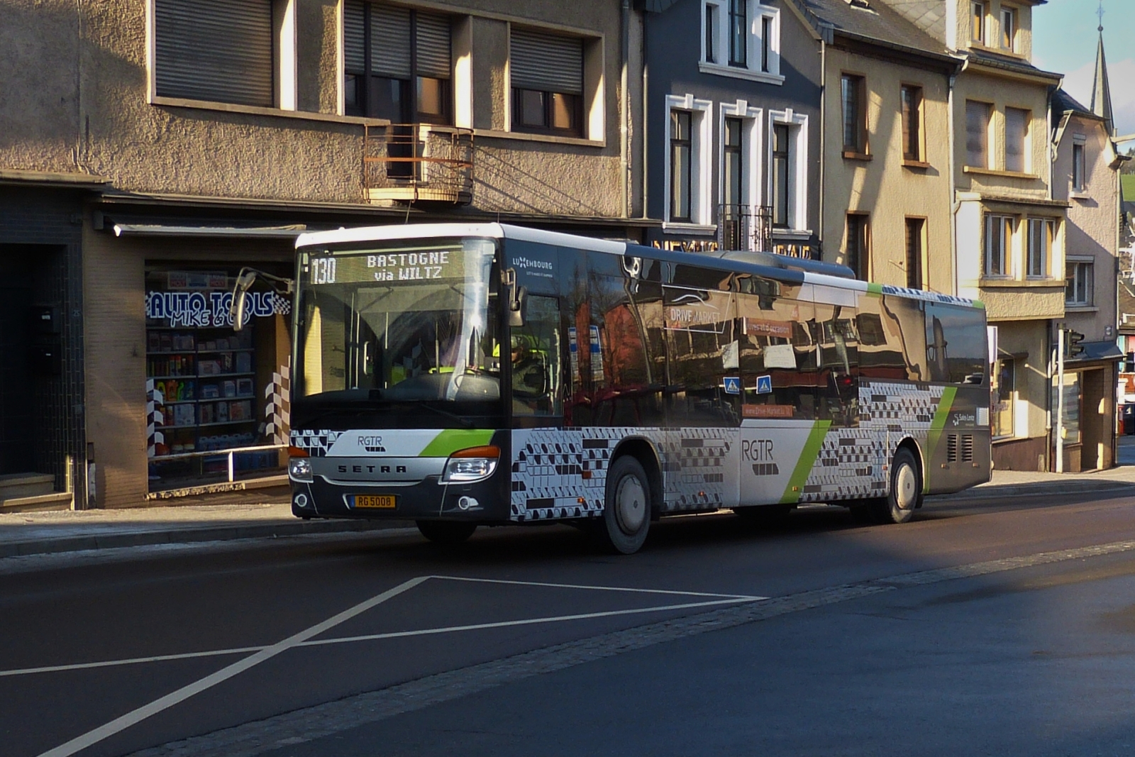 RG 5008, Setra S 416 LE, von Sales Lentz, aufgenommen in den Straen von Wiltz. 01.2023