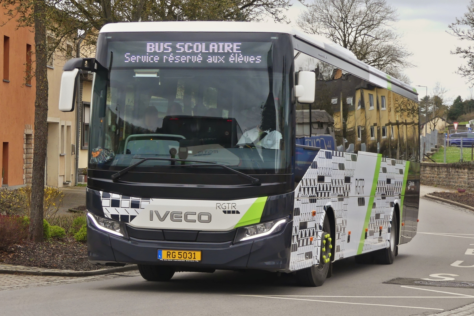 RG 5031, Iveco Crossway, von Sales Lentz, aufgenommen nahe Wiltz. Der Bus ist als Sch�lertransport unterwegs. 03.2026