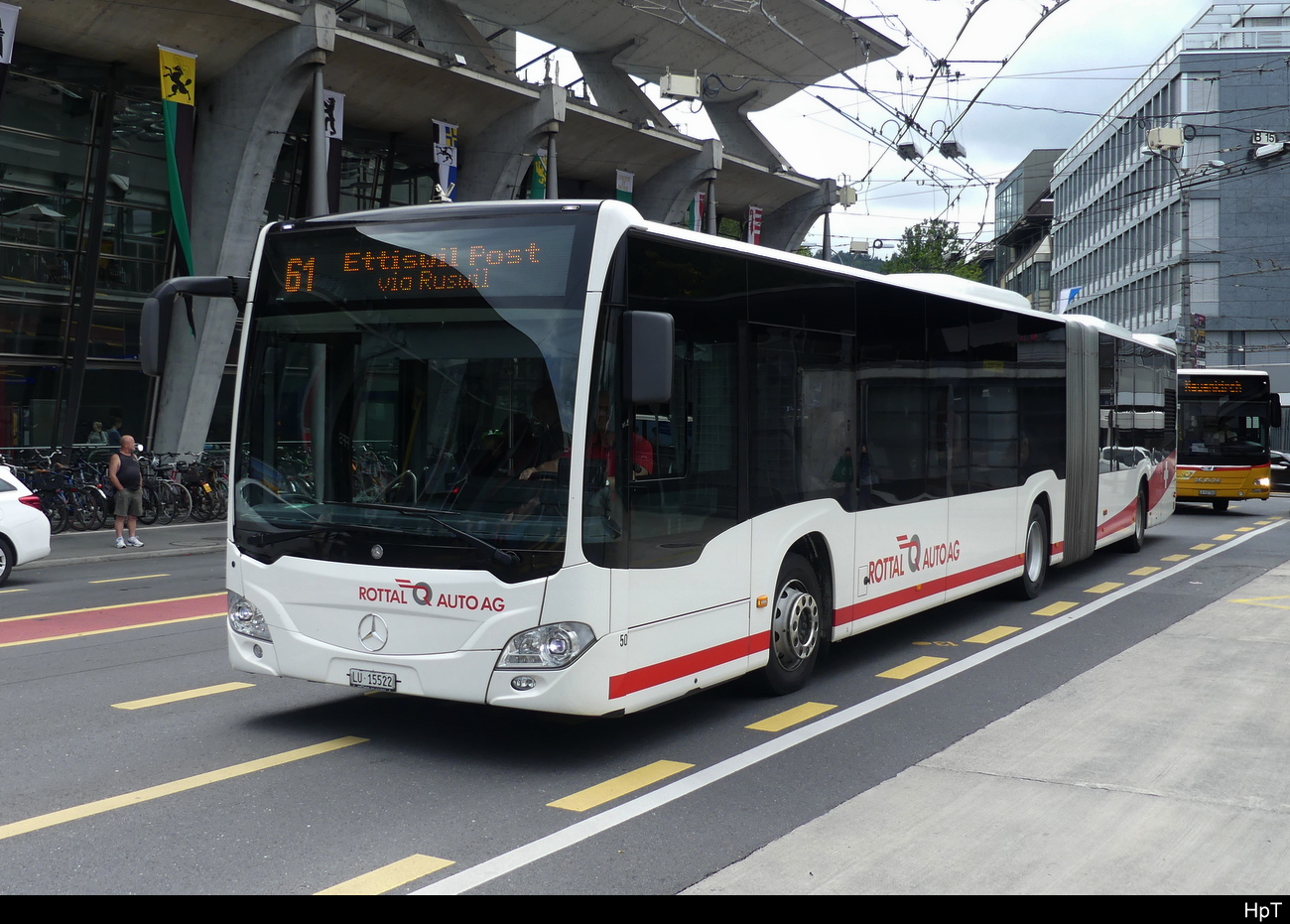 Rottal Auto AG - Mercedes Citaro  Nr.50  LU  15522 vor dem Bahnhof in Luzern am 16.07.2023