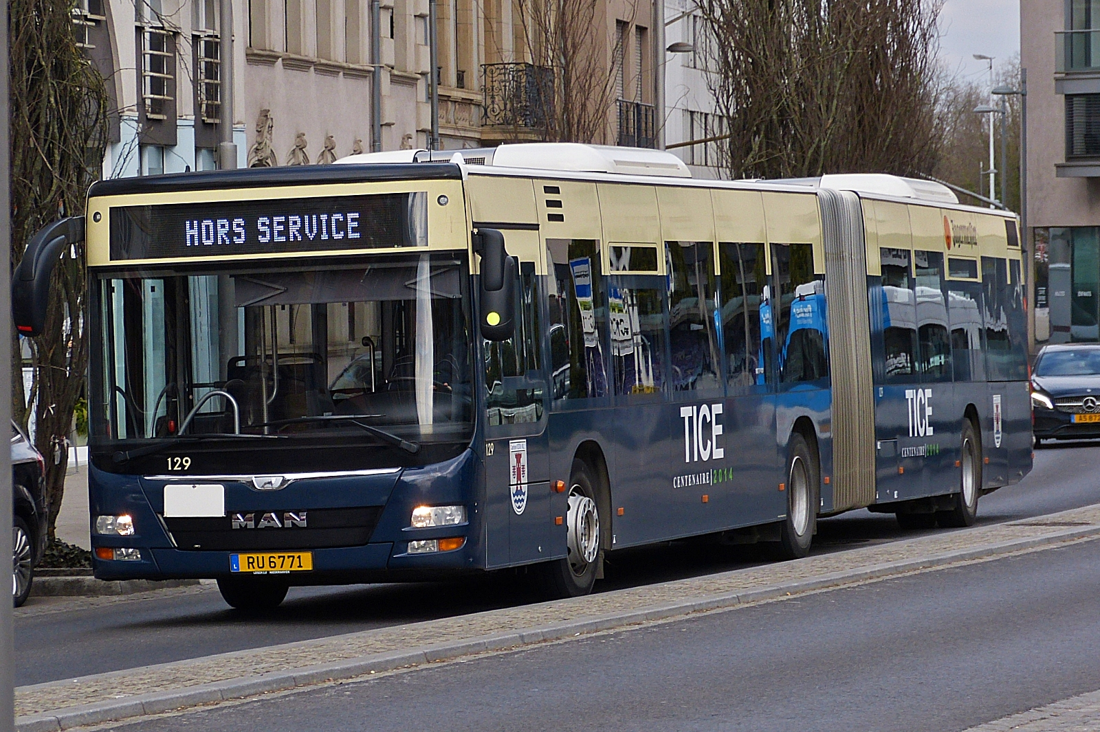 RU 6771, MAN Lion’s City in der früheren Farbgebung nähert sich dem Busbahnhof am Bahnhof in Esch Alzette. 02.2023 