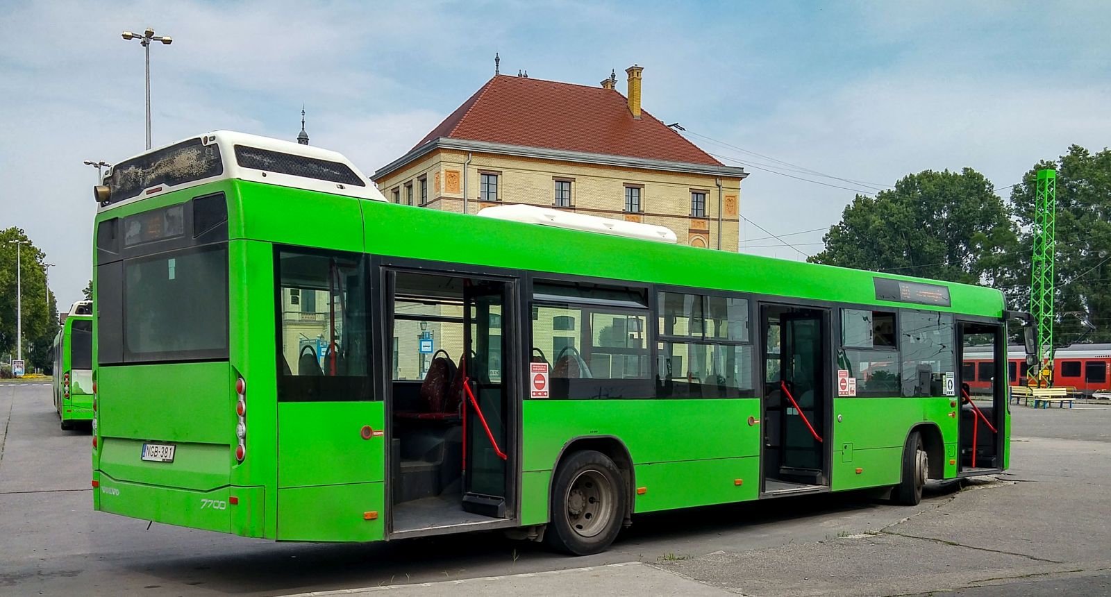 Rückansicht / Seitenansicht: Volvo 7700 in der Farbe Eosingrün. Tükebusz (Verkehrsbetriebe Stadt Pécs). Foto: Juli, 2021.