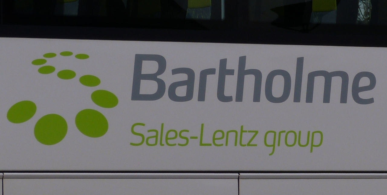 Seit Beginn der 2000er Jahre gehrt die Bus Firma Bartholme aus Clerf zur Sales Lentz Group, an einigen Bussen ist die Aufschrift heute noch zu sehen. 04.2023