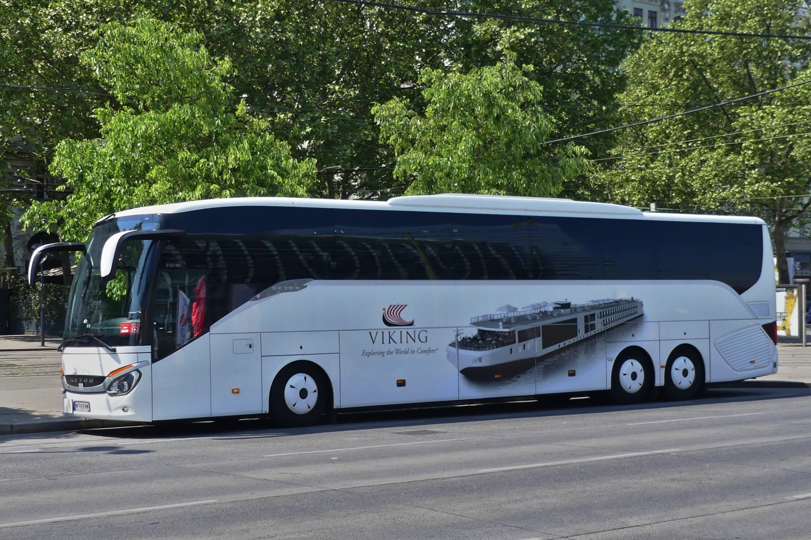 Setra 517 HD, von Viking , stand nahe dem Schwedenplatz am Stra�enrand. 09.2026