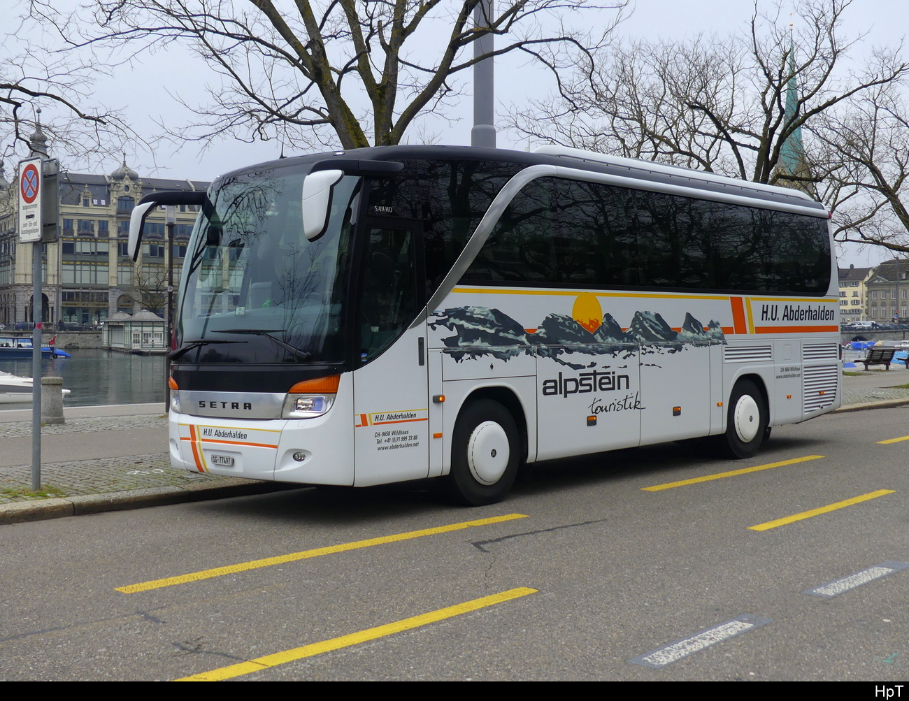 Setra S 411 HD Reisebus abgestellt in den Strassen von Zürich am 17.12.2023
