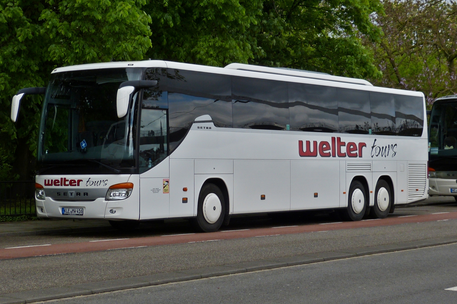 Setra S 416 GT-HD, von Welter Tours aus Straelen, stand in Maastricht am Straßenrand. 05.2023