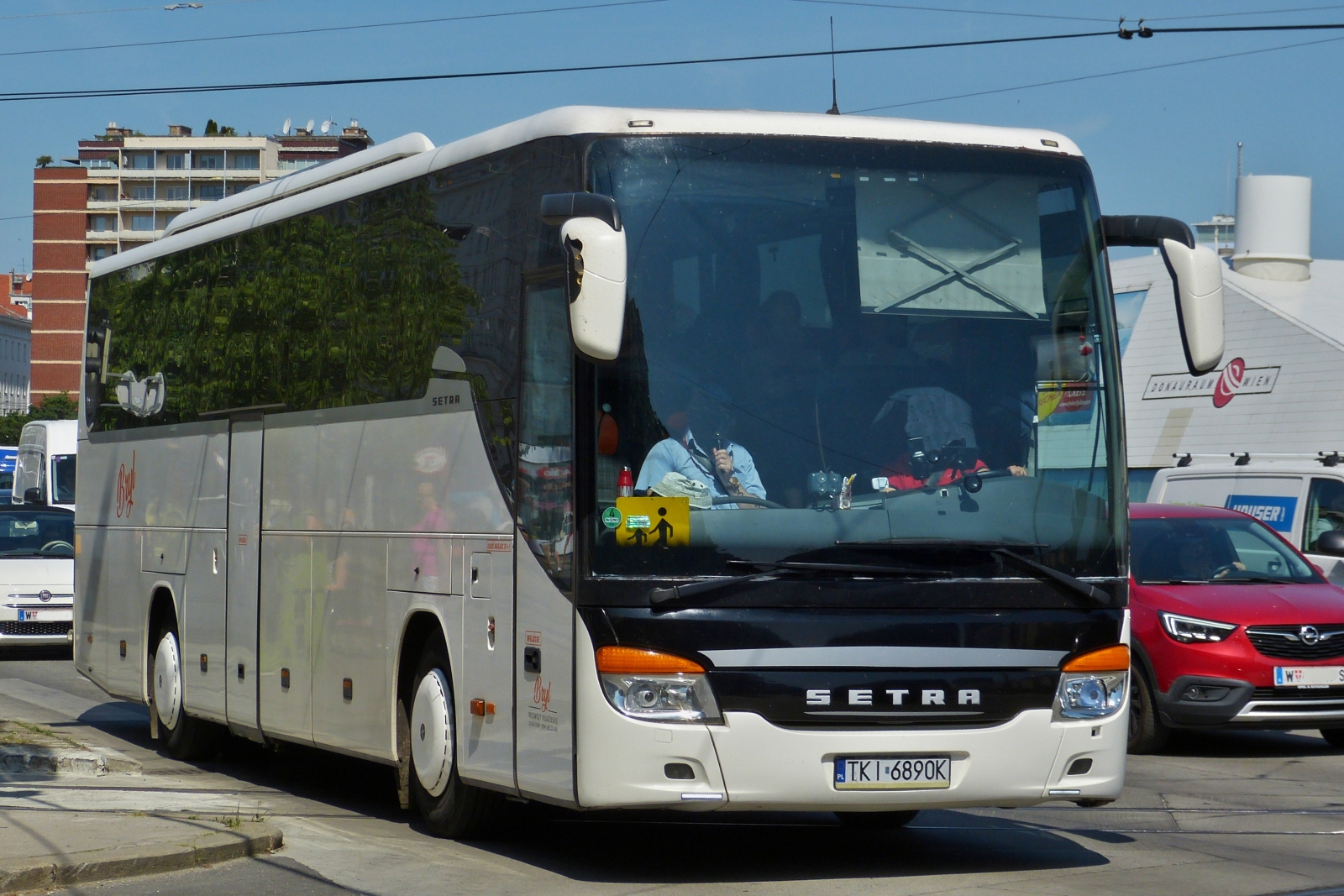 Setra S 416 HD, aus Polen, gesehen am Schwedenplatz in Wien. 06.2023 