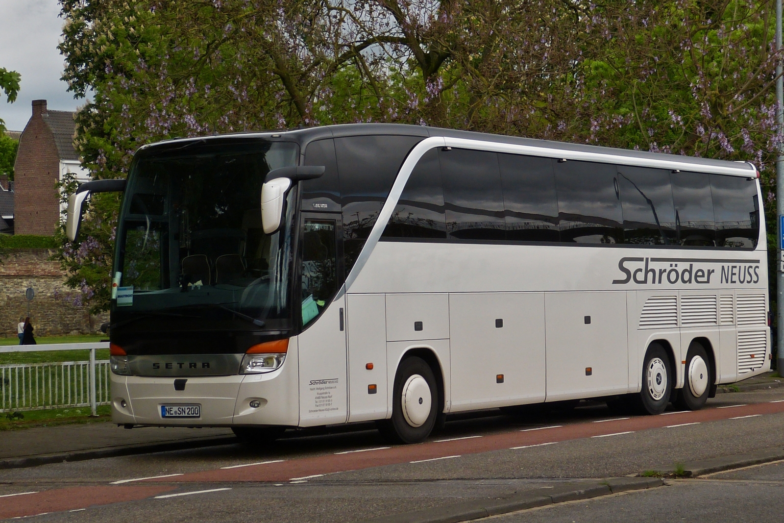 Setra S 416 HDH, von Schröder Reisen aus Neuss, hält an einer Bushaltestelle in Maastricht. 05.2023