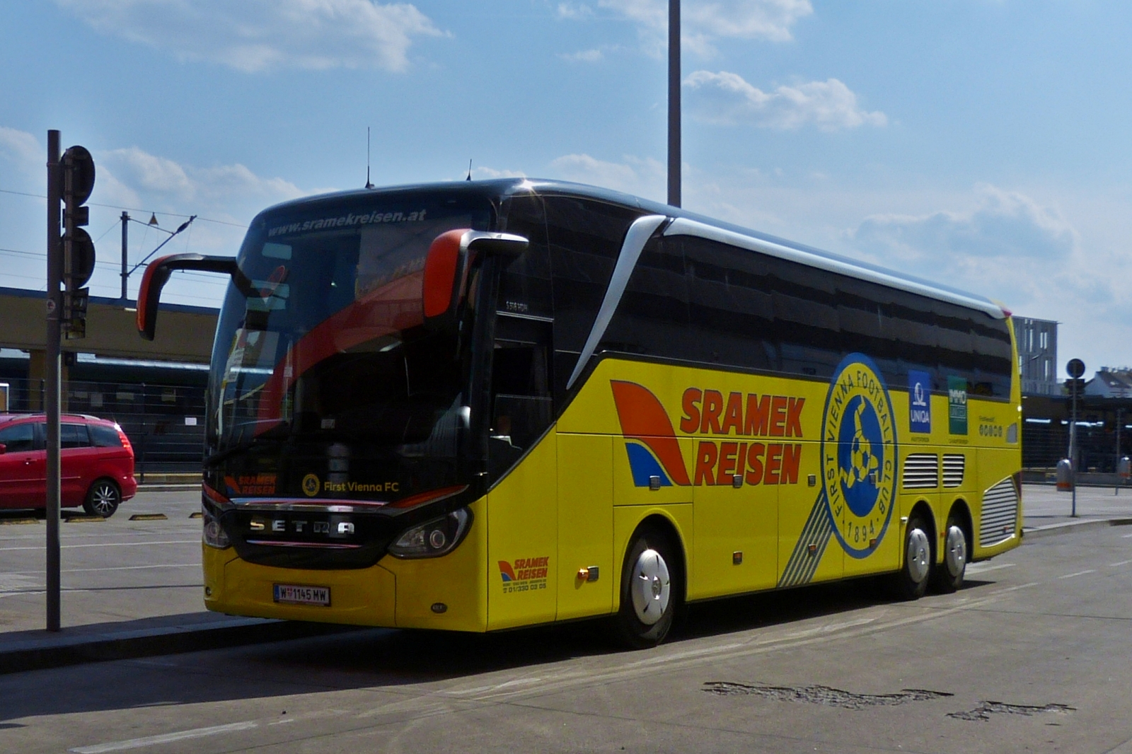 Setra S 516 HDH, stand nahe dem Westbahnhof in Wien. 06.2023 