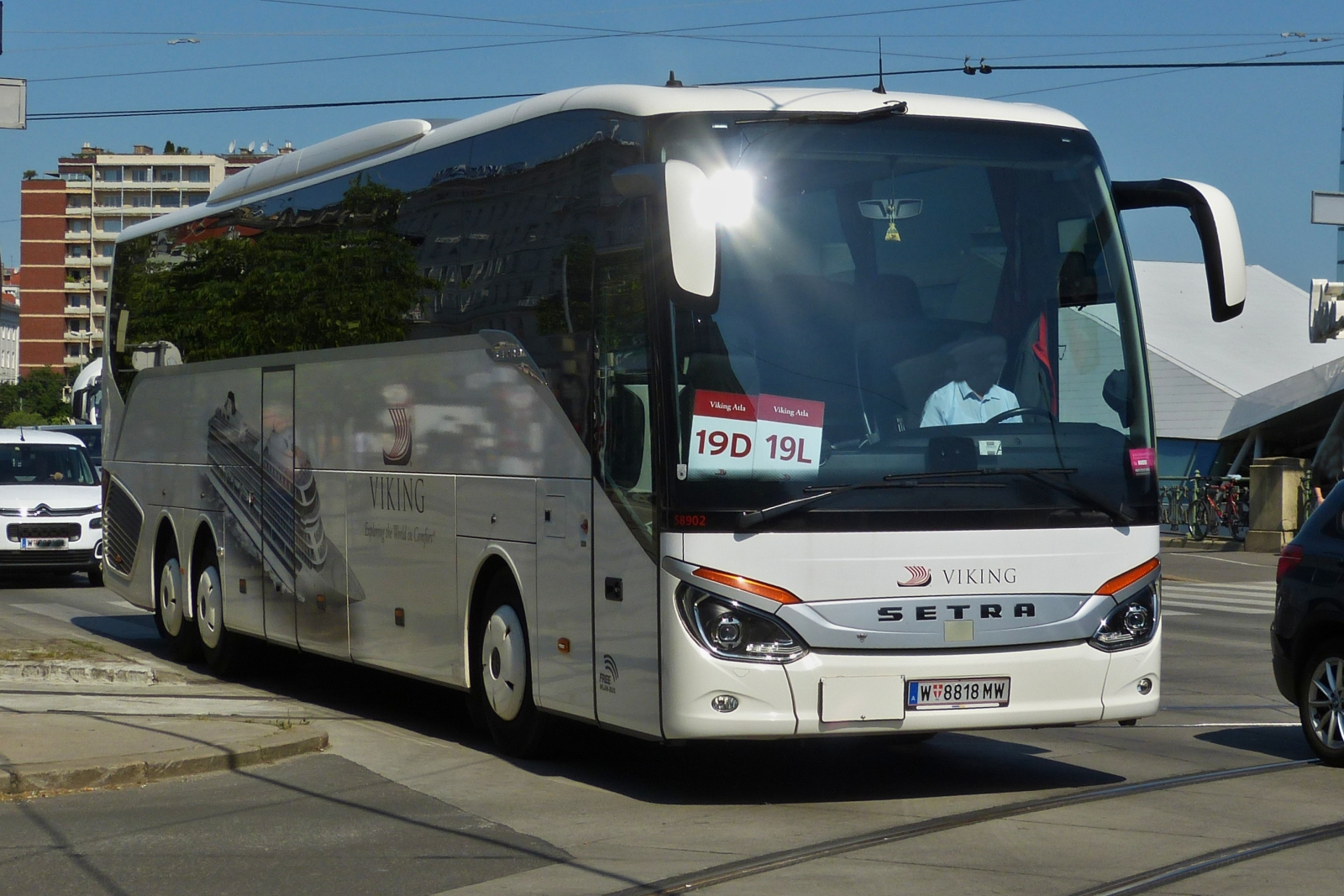 Setra S 517 HD, von Viking Cruises, in den Straen von Wien unterwegs. 06.2023