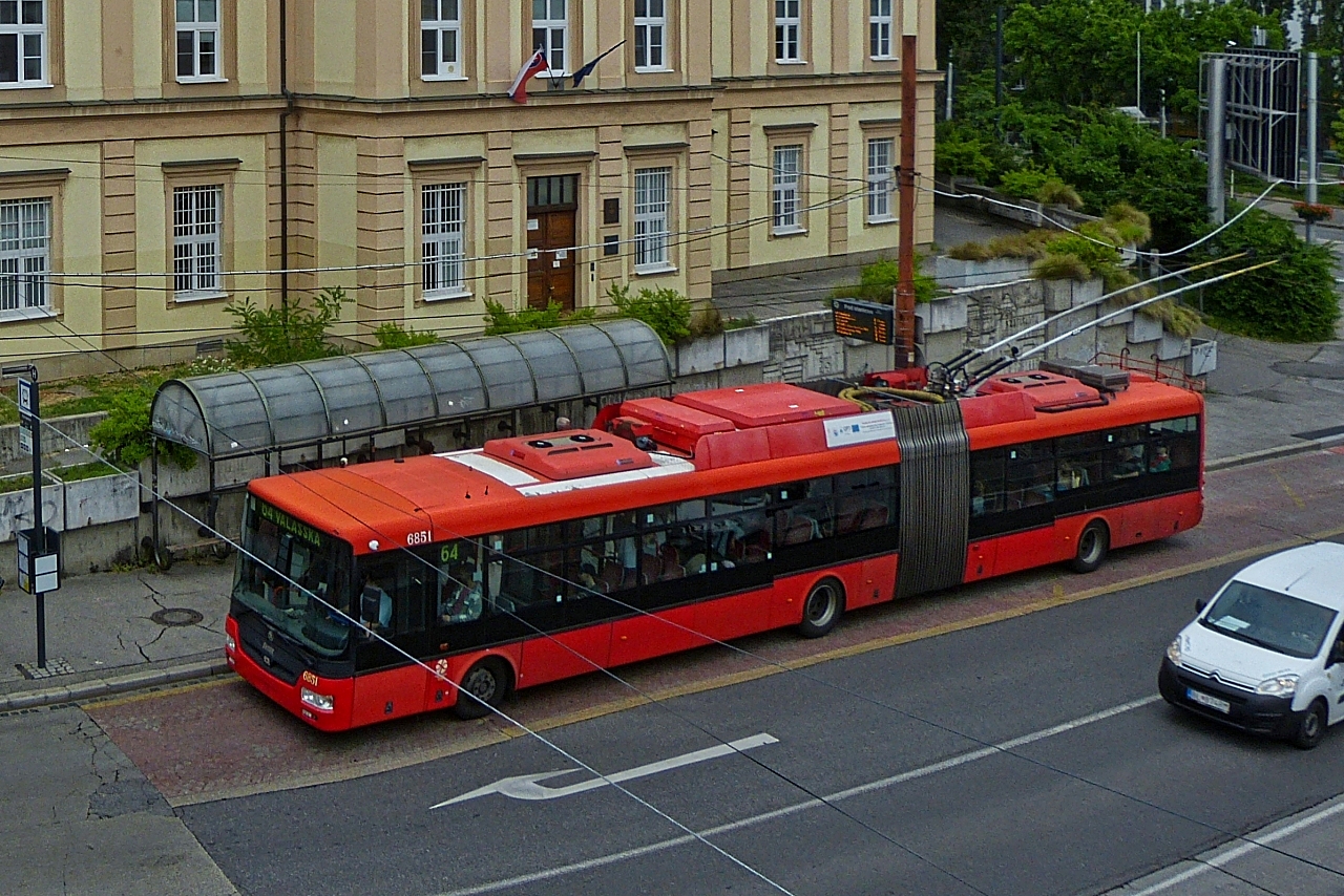 Skoda Gelenkbus, aufgenommen an einer Haltestelle in Bratislava. 05.06.2023