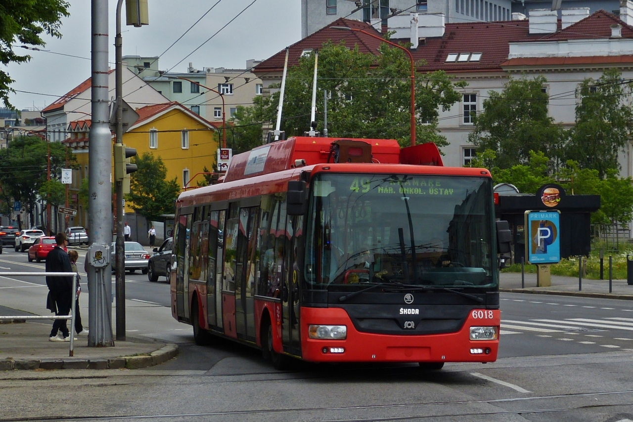 Skoda Gelenkbus, aufgenommen unterhalb vom Bahnhof von Bratislava. 05.06.2023