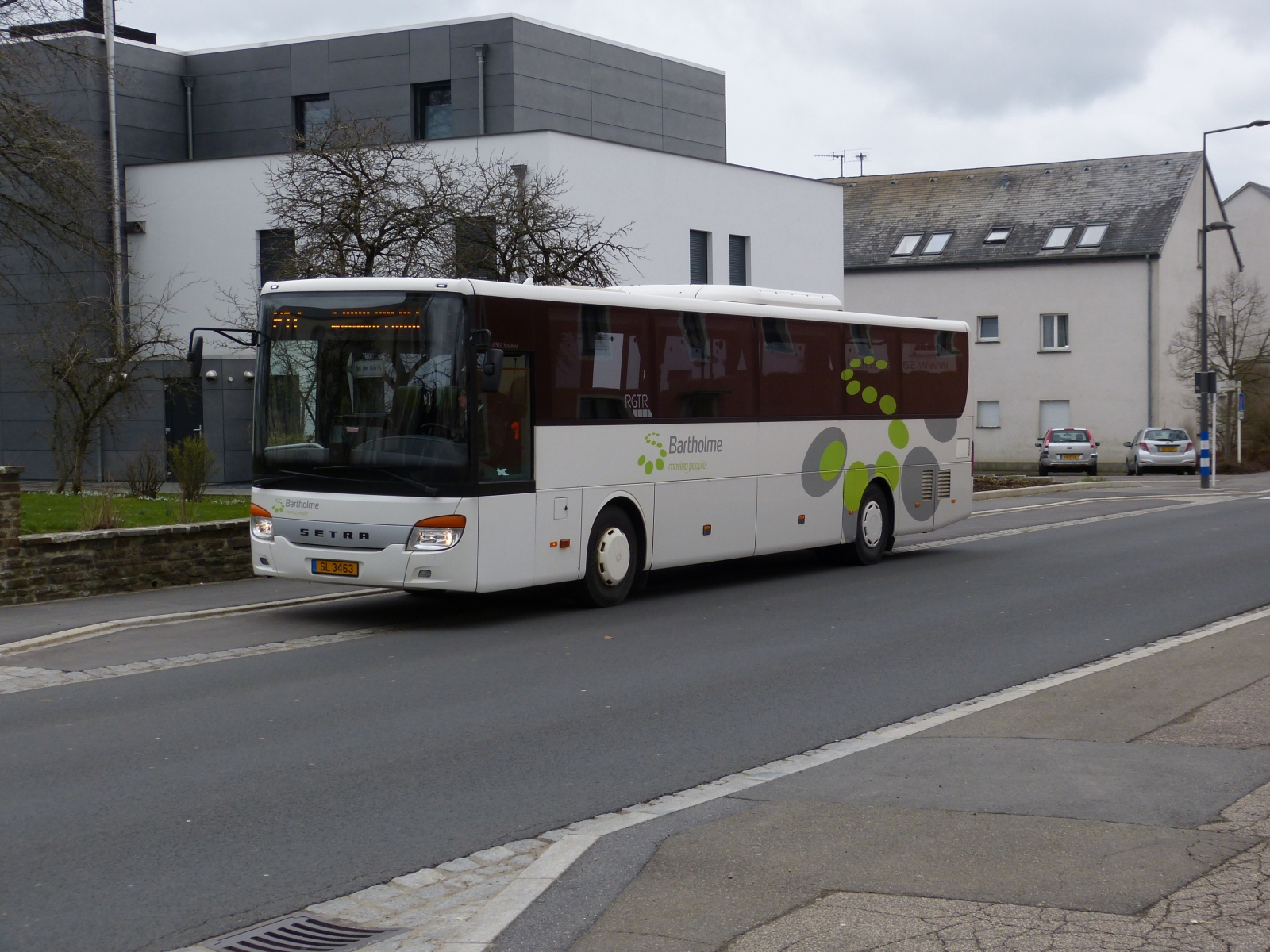 SL 3463, Setra S 415 UL von Sales Lentz, an der Haltestelle „Kirche“ in Marnach. 03.2023