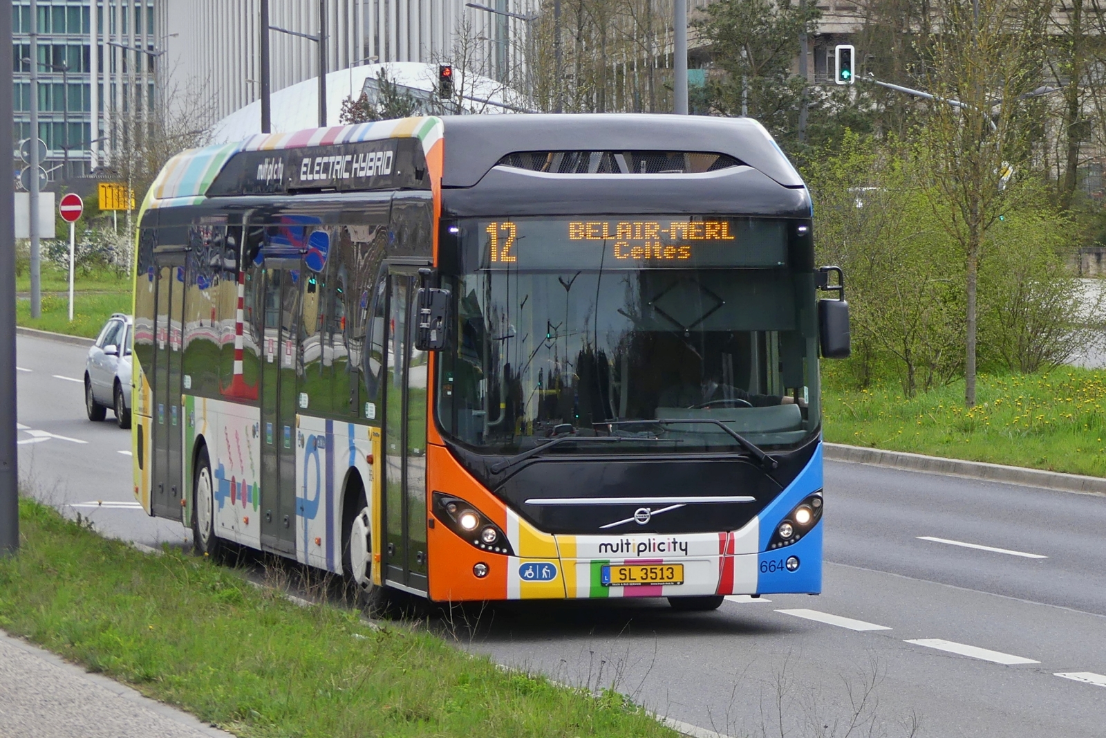 SL 3513, Volvo 7900 e Hybrid, von Sales Lentz, im Einsatz für den VDL, aufgenommen nahe der Haltestelle „Roud Breck“ in der Stadt Luxemburg. 03.2024