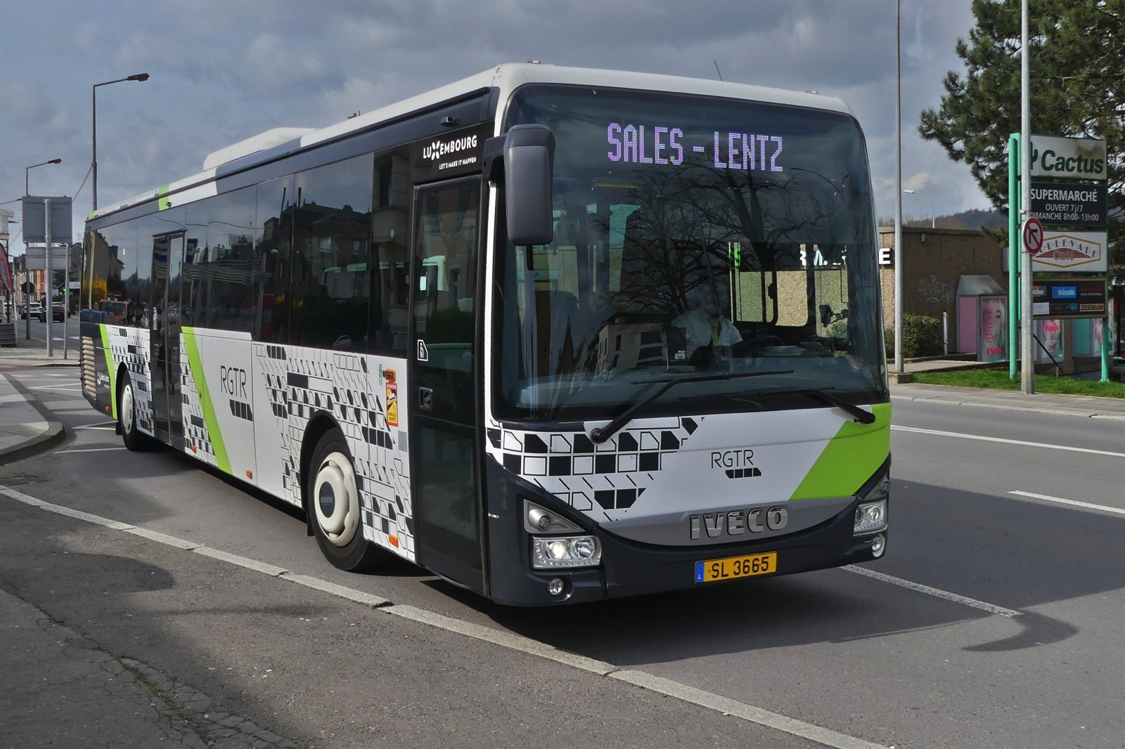 SL 3665 IVECO Crossway, von Sales Lentz, an der Bushaltestelle beim Cactus in Petange. 03.2024