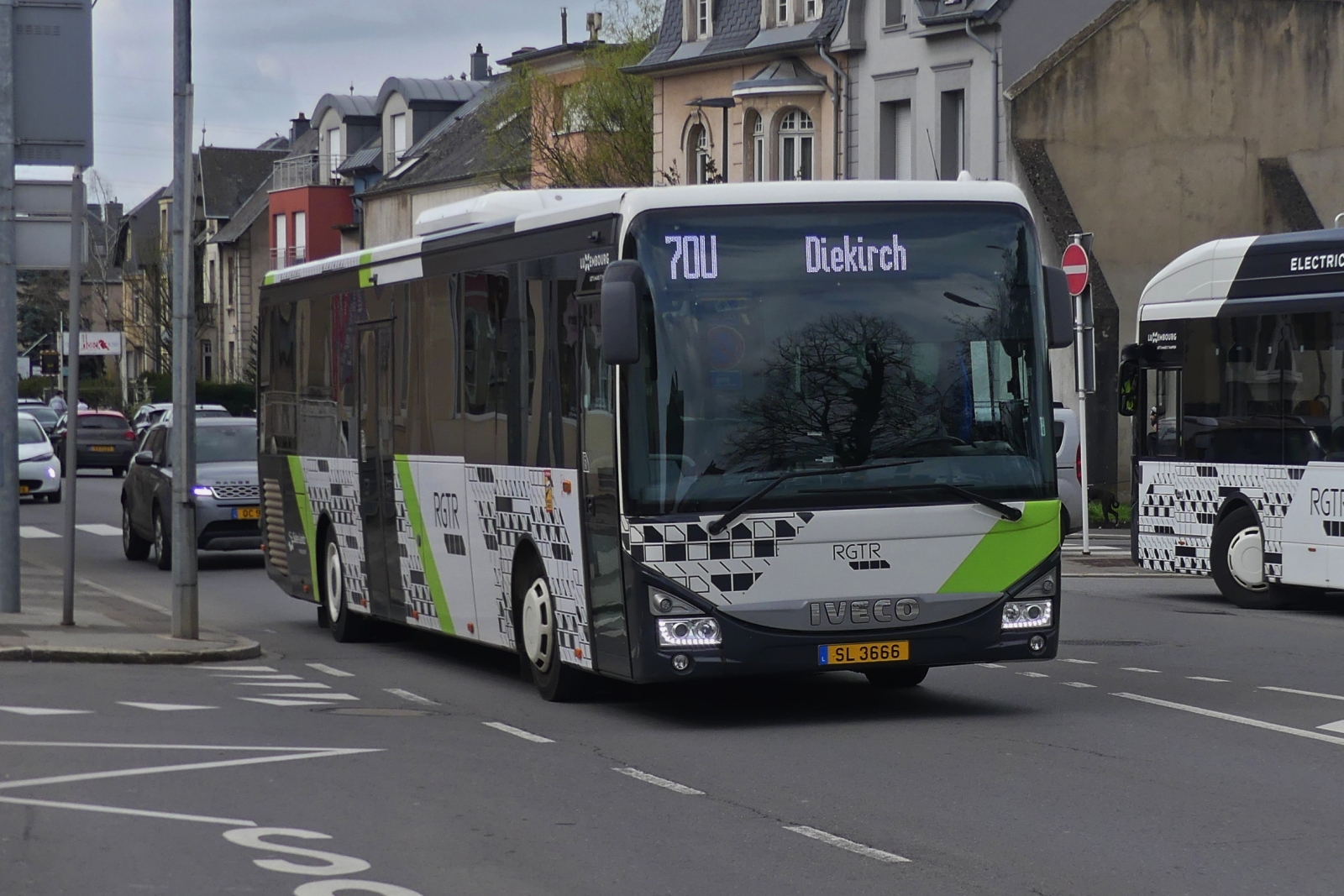 SL 3666, Iveco Crossway von Sales Lentz, aufgenommen in Petange, bedient die Linie 70U von Rodange über Colmar Berg nach Diekirch, (ist nur für Berufspendler). 03.2024