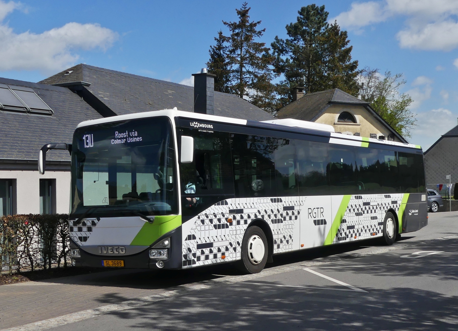 SL 3689, Iveco Crossway, von Sales Lentz, steht abfahrt bereit an der Bushaltestelle in Erpeldange. 04.2024 