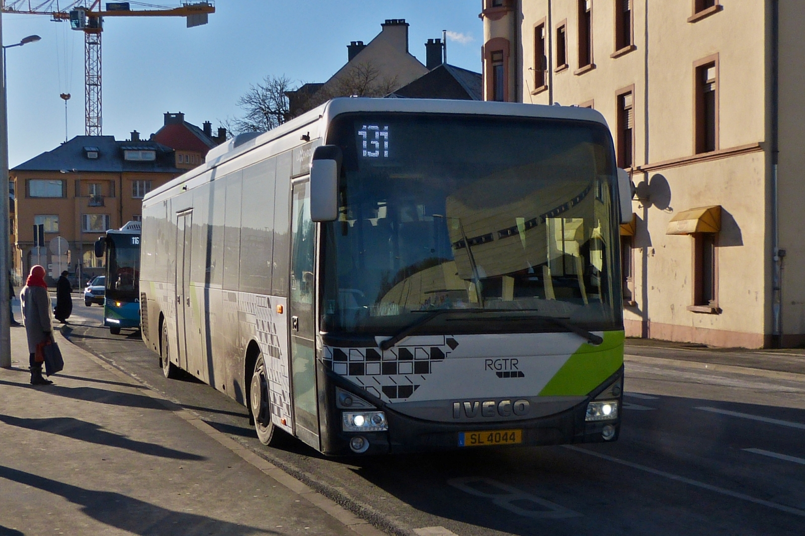 SL 4044, Iveco Crossway, von Sales Lentz fährt kommt am Busbahnhof in Ettelbrück an. 12.2022