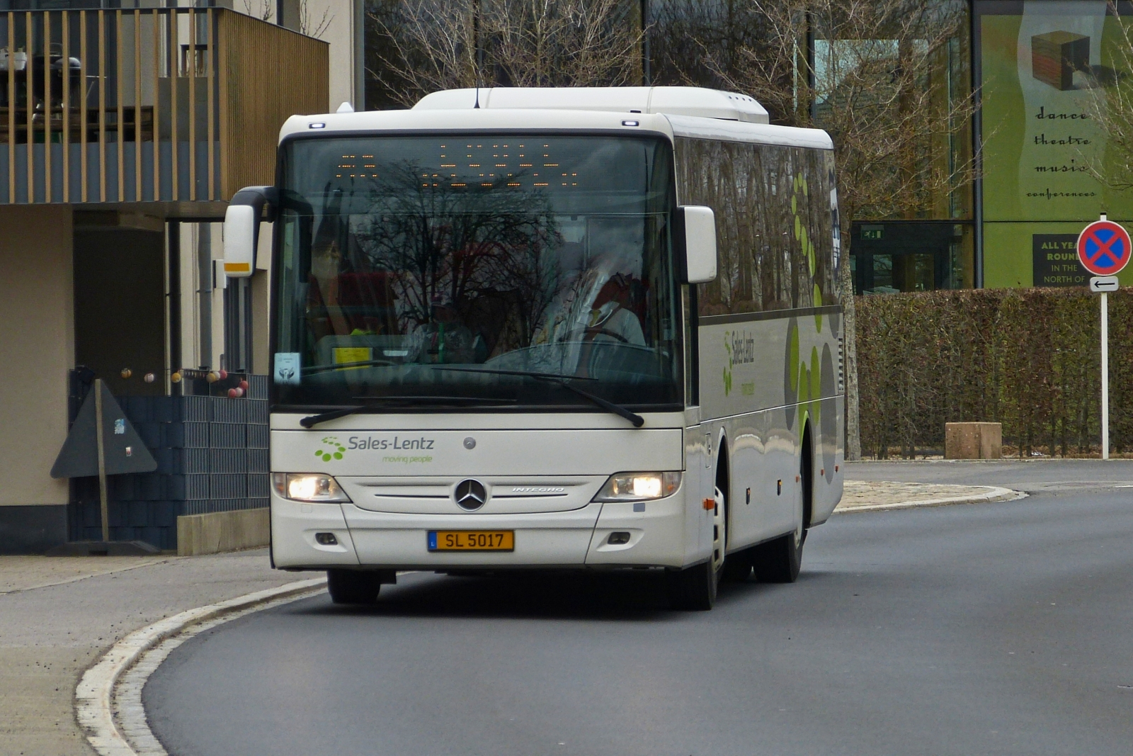 SL 5017 Mercedas Integro von Sales Lentz, in Marnach als Schulbus unterwegs. 04.2023